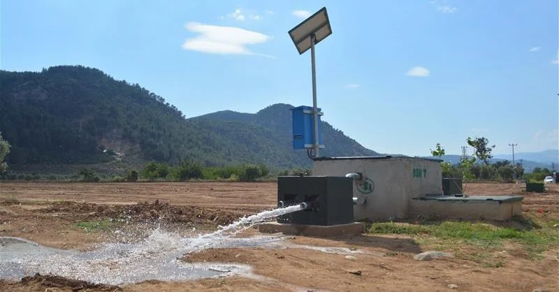 Hydrologger® ünitesi sahada, güneş paneli ve batarya ile